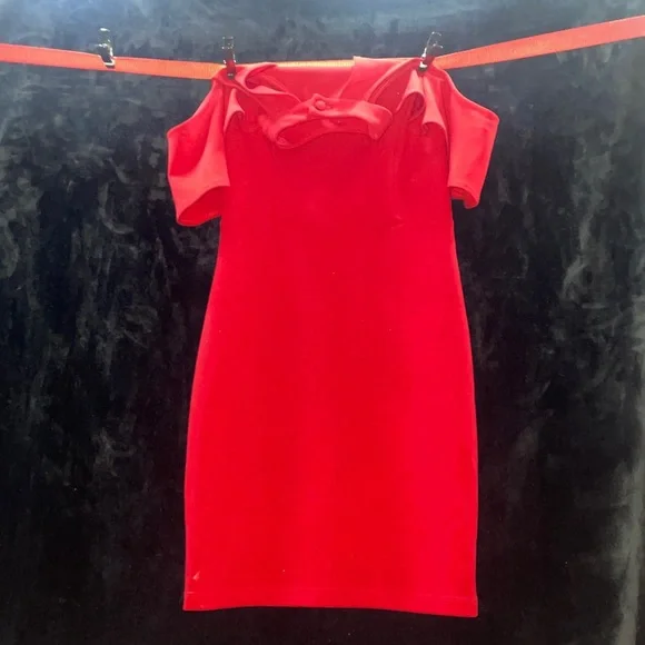 Elegant Red Off-Shoulder Dress - Picture 2 of 10